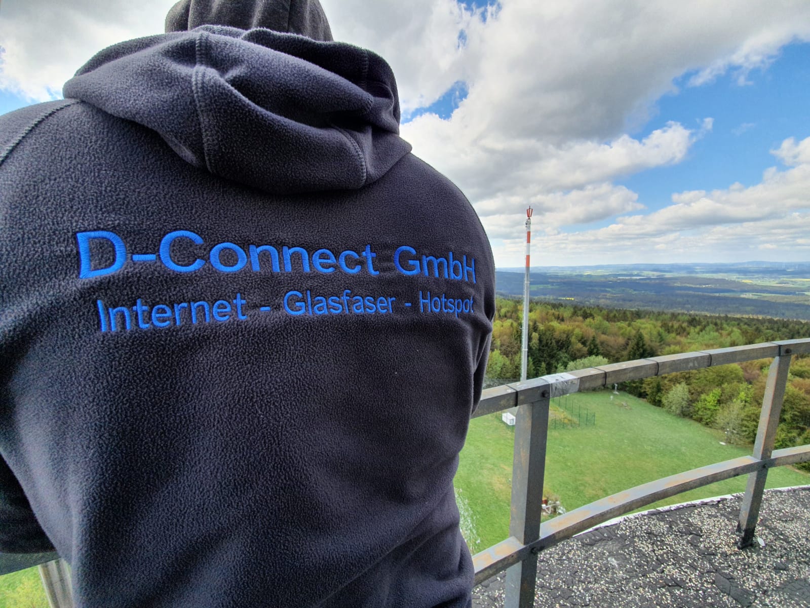 D-Connect-Mitarbeiter mit Blick über die Region