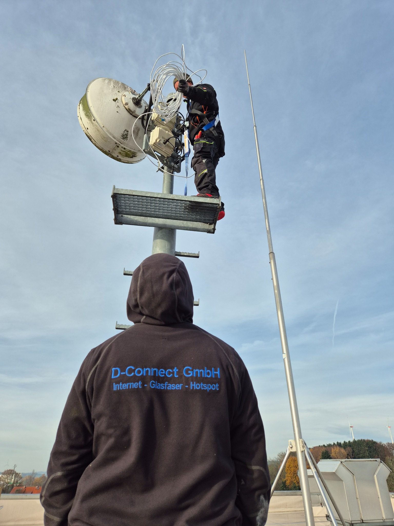 D-Connect-Techniker bei einer Richtfunkinstallation