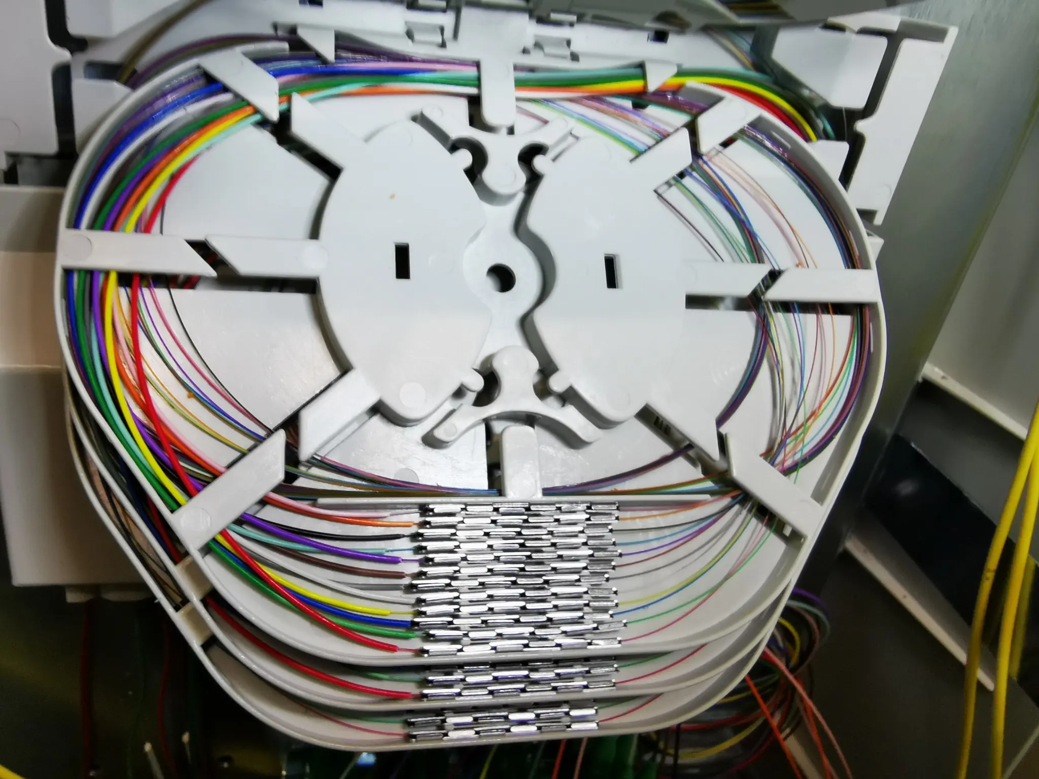 Glasfasern in einem D-Connect-Verteiler