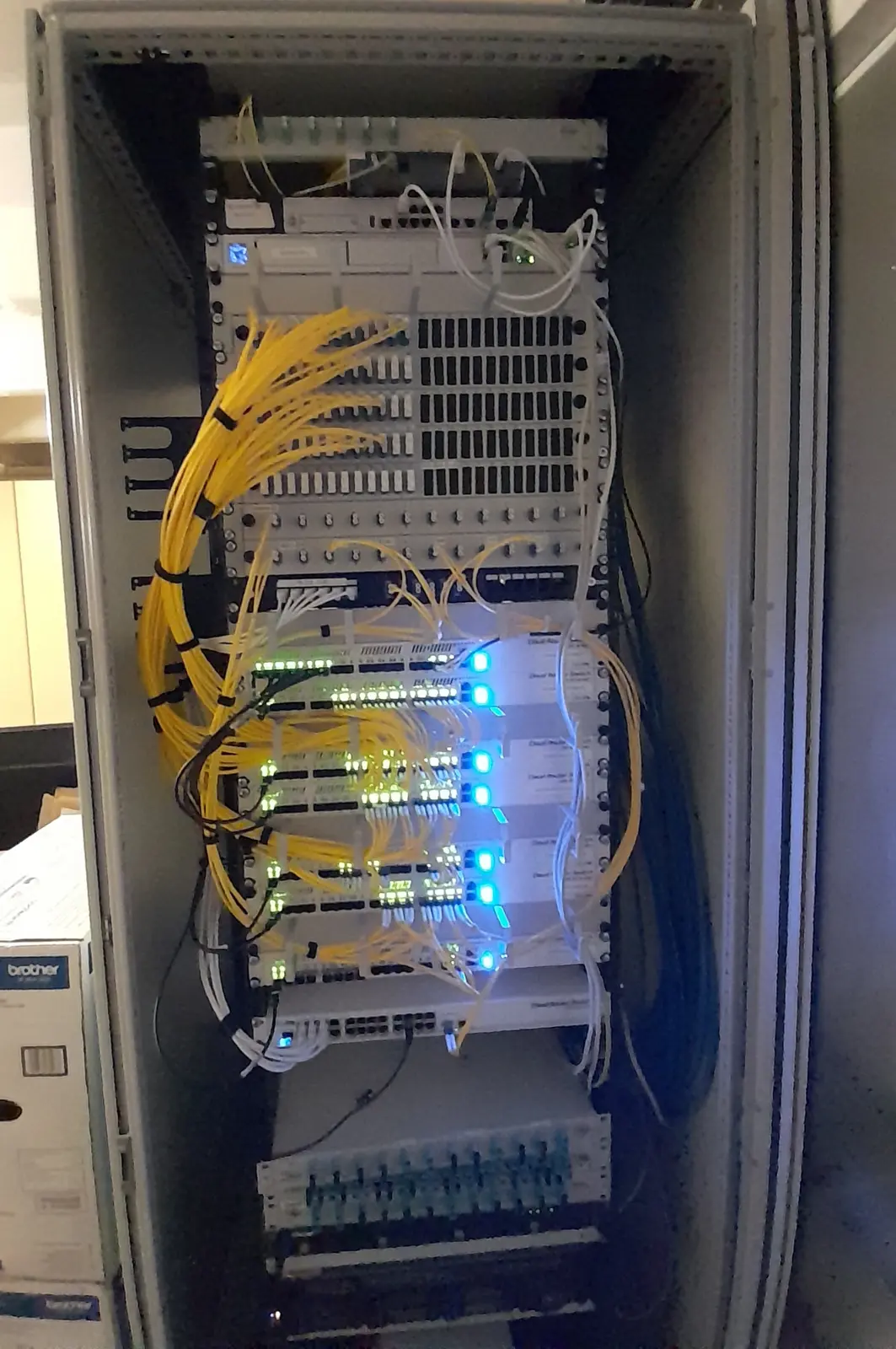 Neu aufgebaute Netzwerk- und Glasfaserverteilung in einer Schule
