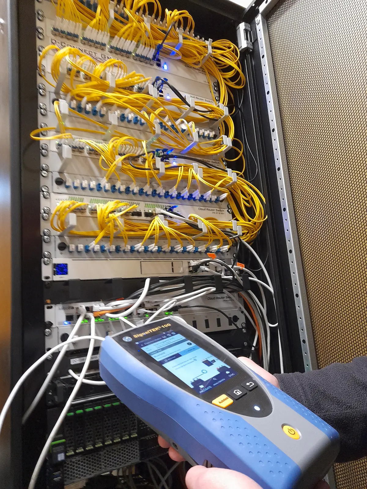 Messung der Glasfaser- und Netzwerkverbindungen in einem Schulverteiler