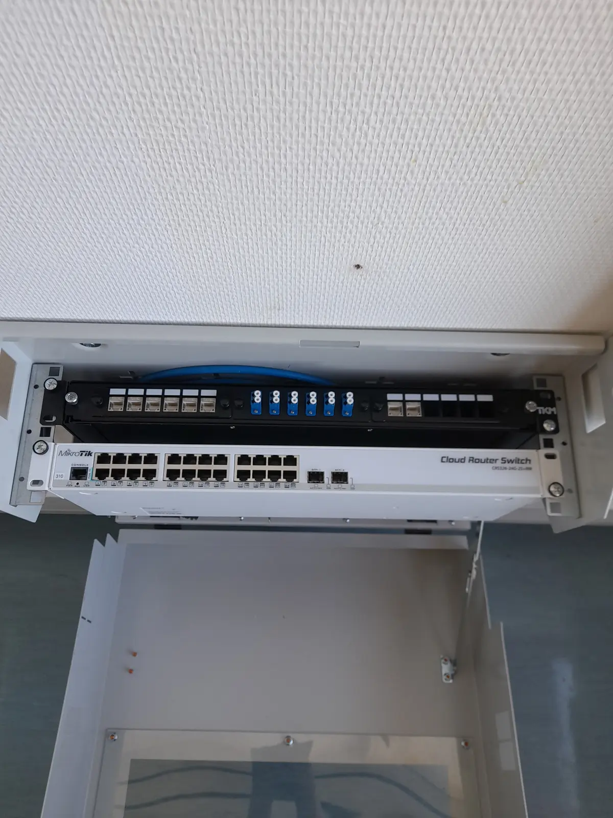 Aktive Netzwerkhardware nach der Inbetriebnahme in einer Schule