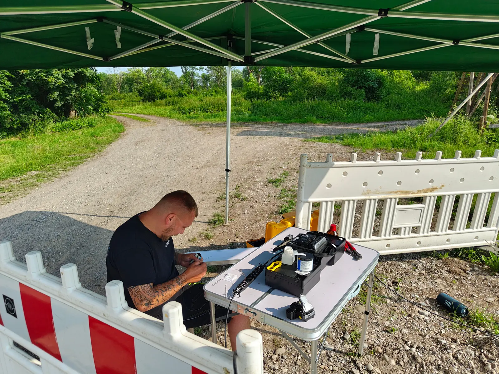 D-Connect-Techniker bei Spleißarbeiten im PV-Park