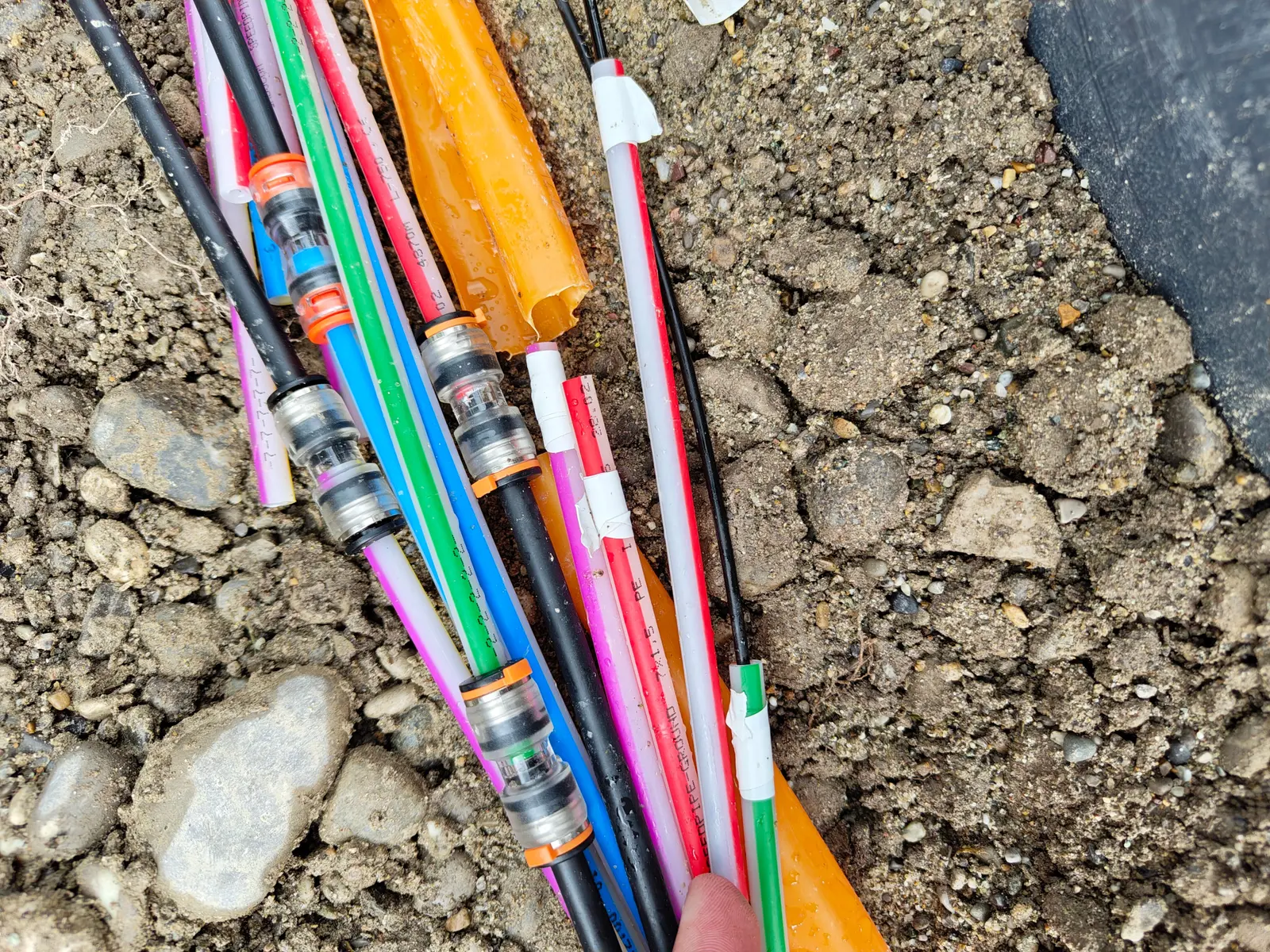 Glasfaserkabel und Mikrorohre der 4,5 Kilometer langen Strecke