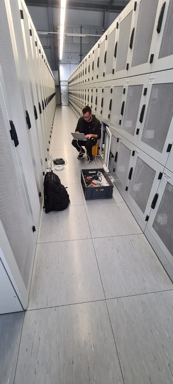 D-Connect-Mitarbeiter bei der Arbeit im Rechenzentrum